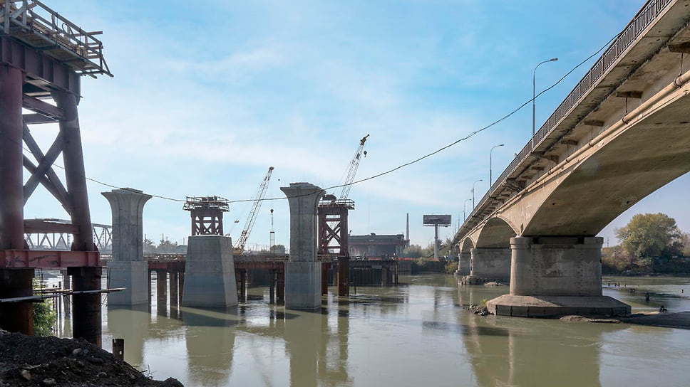 Справа - существующий мост, слева - опоры строящегося мостового сооружения
