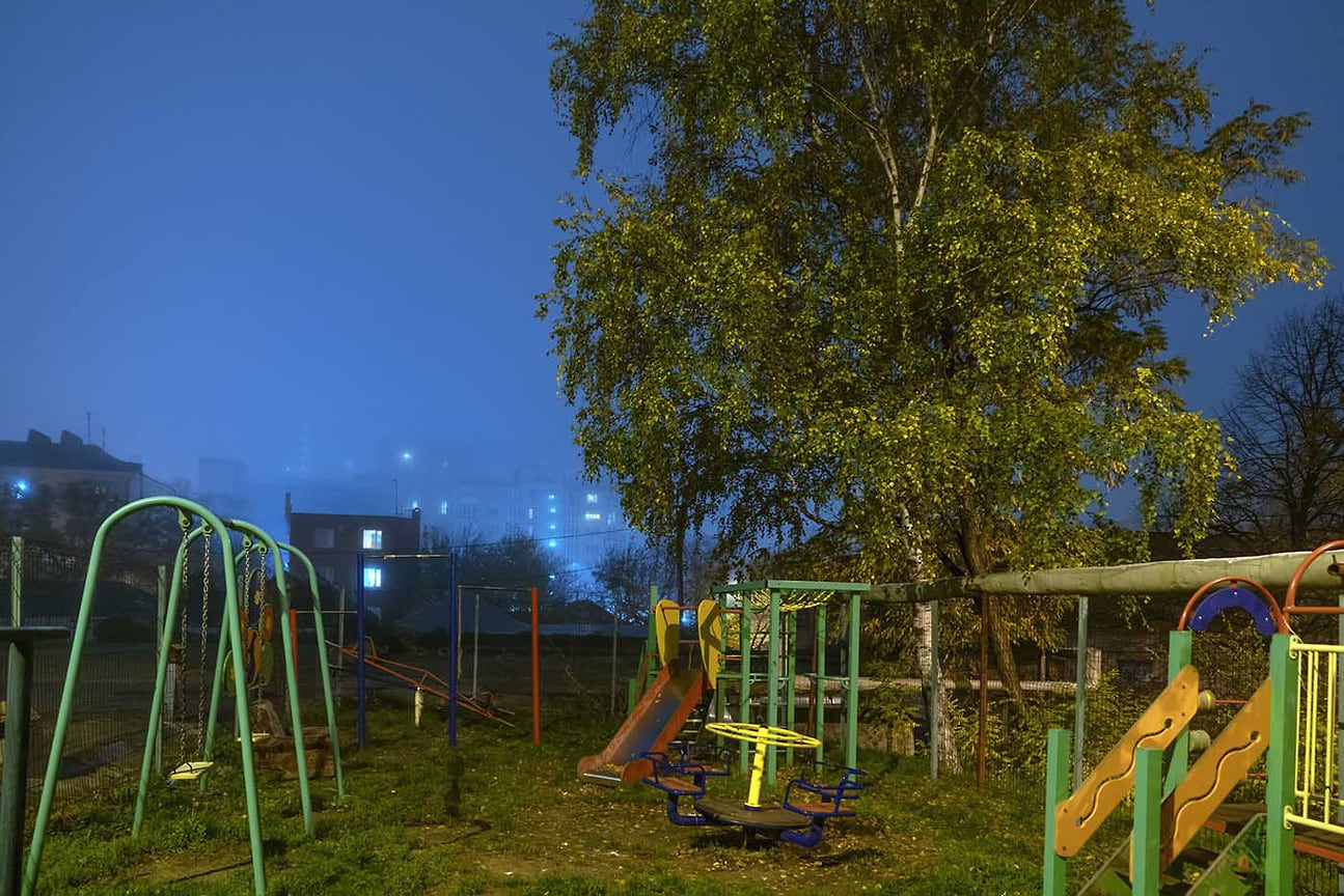 Спит в тумане детская площадка. Ноябрь 2021
