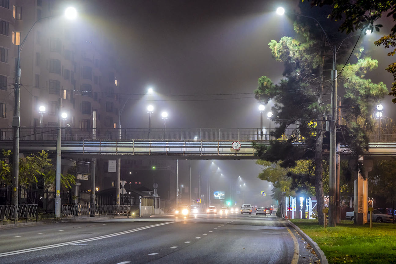 Пешеходный мост через улицу Кубанская набережная. Ноябрь 2021
