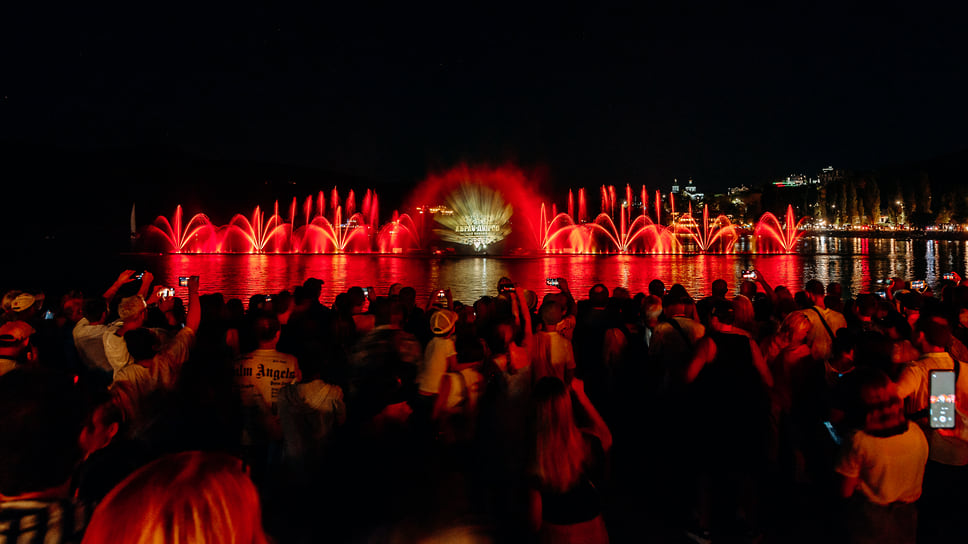 Светозвуковое шоу фонтанов на озере Абрау