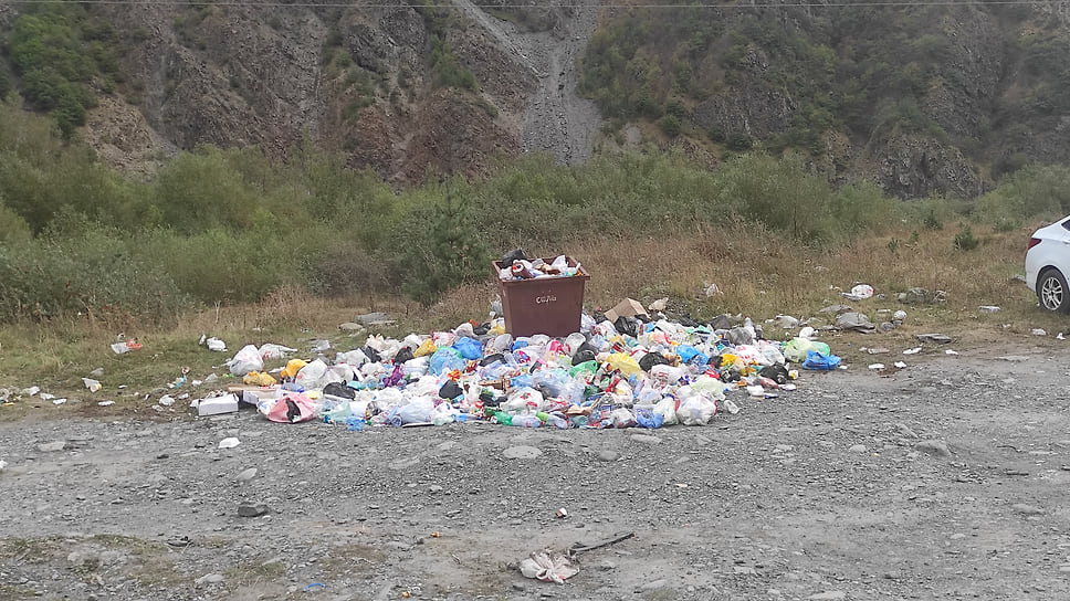 Сутками живущие в очереди на границе люди оставляют после себя горы мусора
