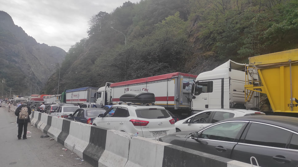 По данным МВД по Северной Осетии, на 29 сентября в пробке на границе стоят порядка 3 тыс. легковых автомобилей и 320 фур
