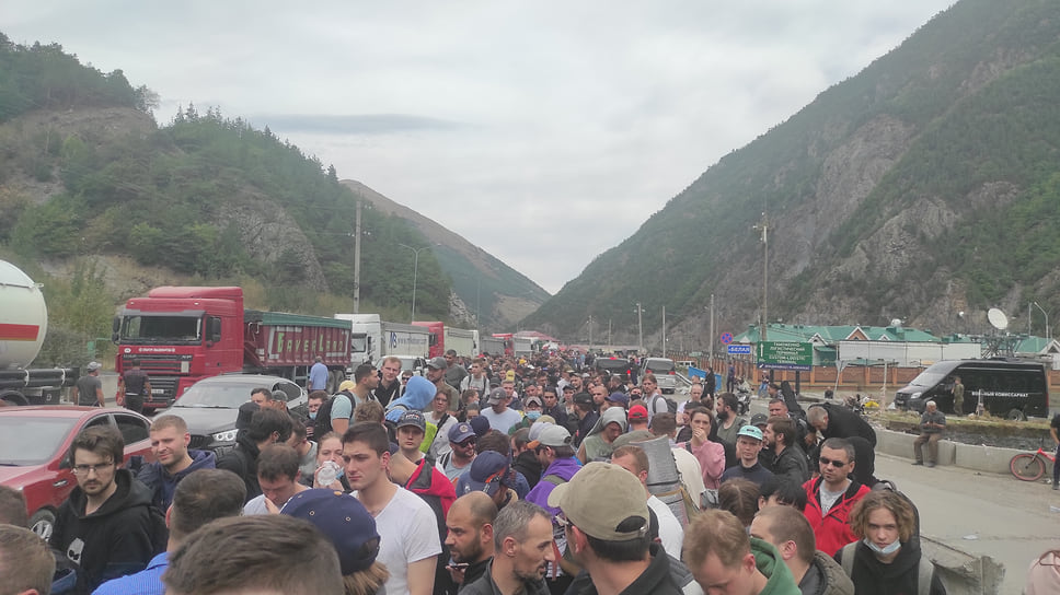 Россияне сутками стоят в очереди на выезде в Грузию в пункте пропуска «Верний Ларс»