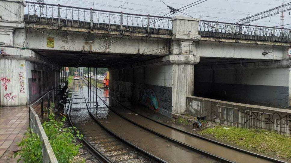 В результате ливней в Краснодаре затопило трамвайные пути в районе железнодорожного моста на улице Вишняковой. Из-за подтоплений временно останавливалось движение трамваев.
