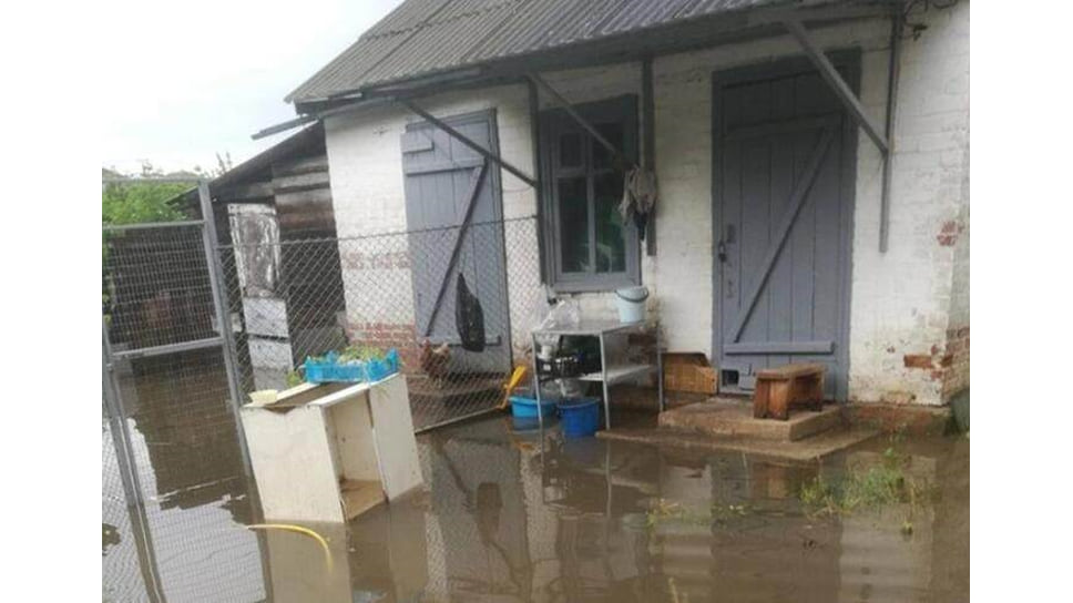 В Новокубанском районе также подтопило дома и дворы. Из-за сильных осадков вышла из берегов река Горькая Балка
