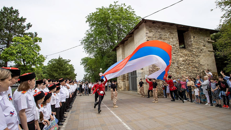 Рядом с Русскими воротами в центре Анапы в День России развернули большой триколор
