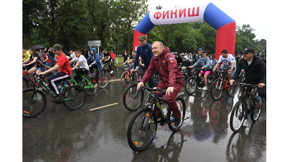 Глава Адыгеи Мурат Кумпилов сел на велосипед и возглавил заезд, посвященный Дню России
