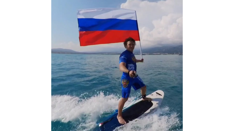 Житель Геленджика Дмитрий Паламарчук проехал на электросерфе вдоль берега с российским триколором
