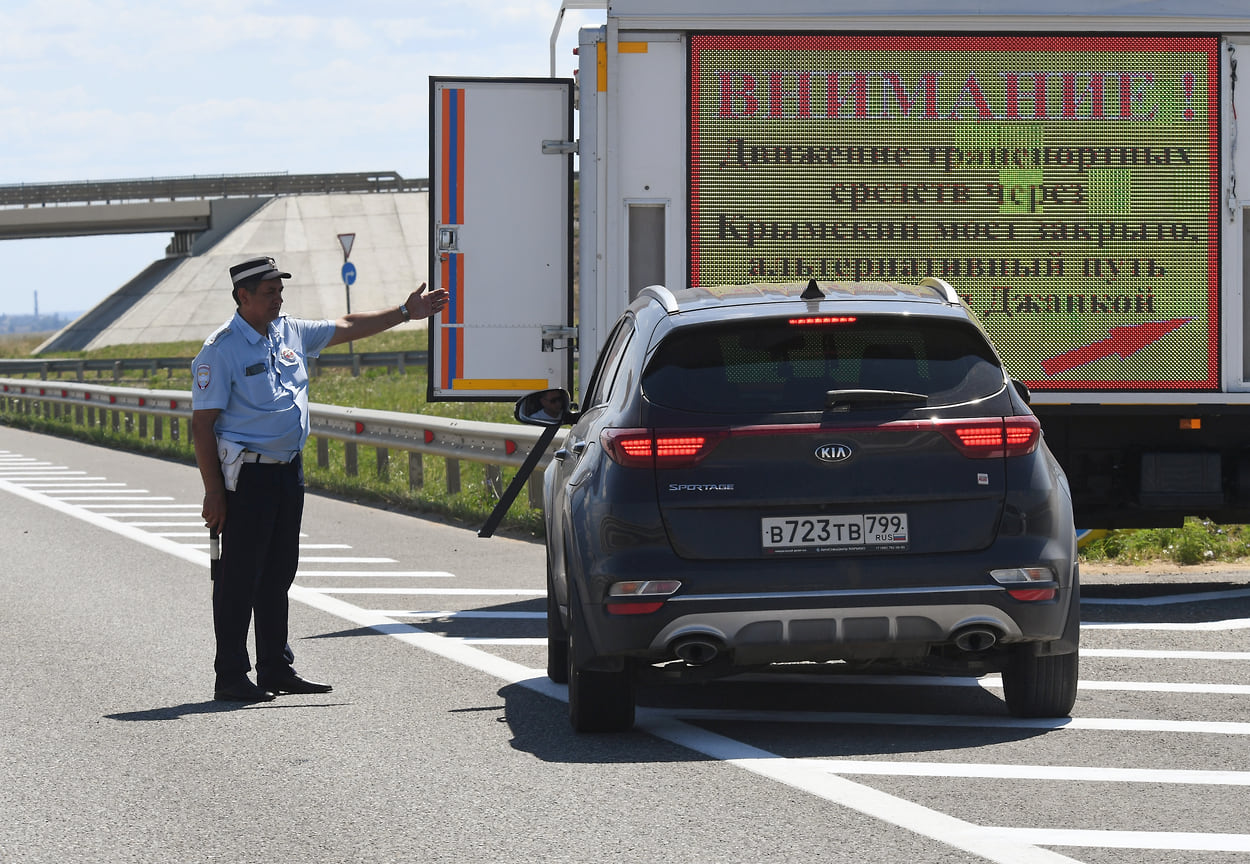 Движение машин по Крымскому мосту перекрыто второй раз за день –  Коммерсантъ Краснодар