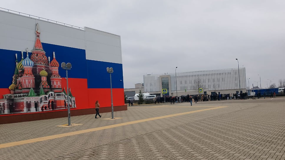 Местные жители в ожидании Владимира Путина у нового Дворца самбо