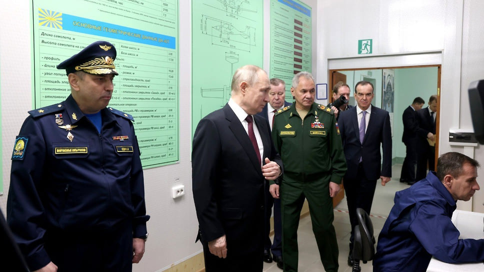 Владимир Путин вместе с министром обороны Сергеем Шойгу осмотрели учебно-тренировочный комплекс