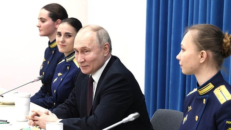 Владимир Путин поздравил летчиц с наступающим праздником 8 марта