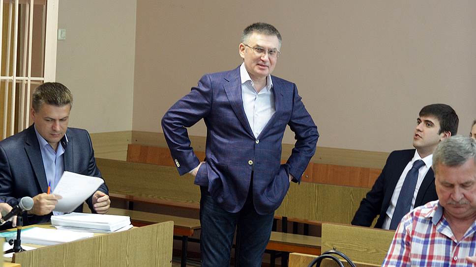 Владимир Привалов с большим энтузиазмом допрашивает свидетелей по своему уголовному делу  