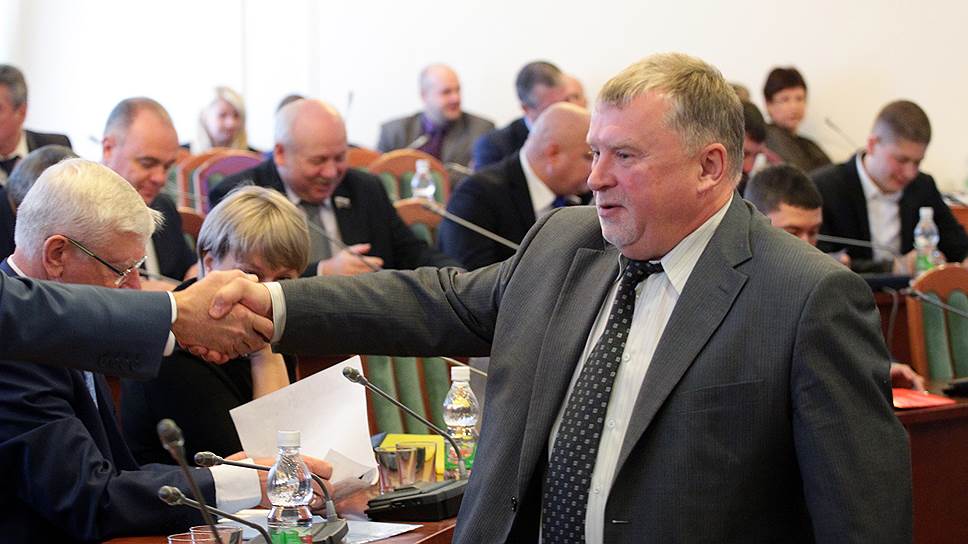 На оргсобрании депутаты-новички познакомились с корифеями (на фото Валерий Осокин)