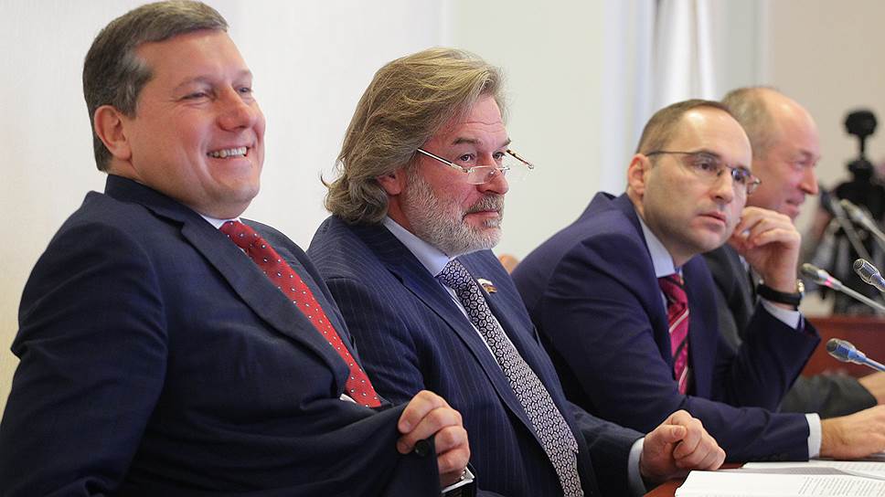 Зампред ОЗС Олег Сорокин (слева) провел поправку о тайном голосовании, несмотря на возражения коллег в президиуме