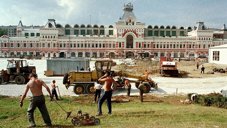 20 августа 1996 года. Строительство временных павильонов перед Главным ярмарочным домом для выставки &quot;Будущее России&quot;