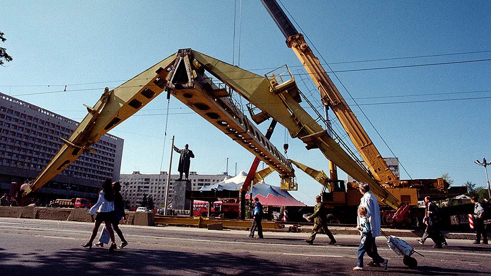 7 сентября 1999 года. Демонтаж козлового крана, ранее установленного на площади Ленина для строительства станции метро Ярмарка