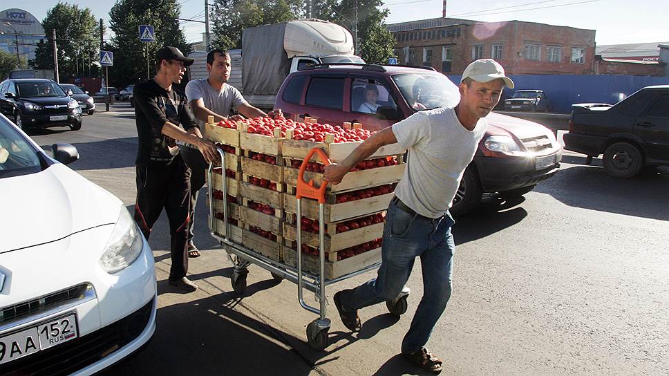 После драки на овощебазе был объявлен санитарный день и работники  начали вывозить товар   