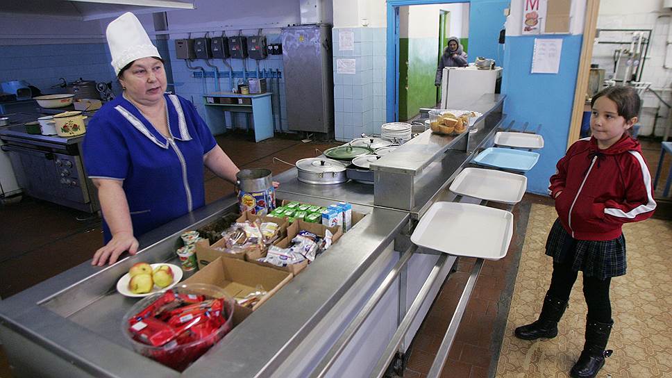 На то, как кормят детей в школах, жаловались их родители, но власти обещают сделать закупки питания конкурентными