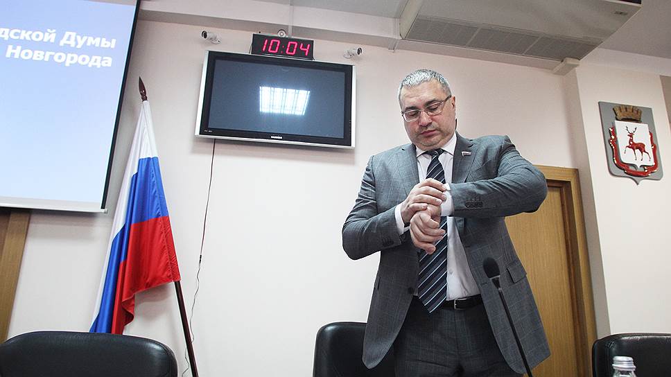 Голосуя за бюджентные статьи,  спикер думы Дмитрий Барыкин сверяет часы с городской администрацией