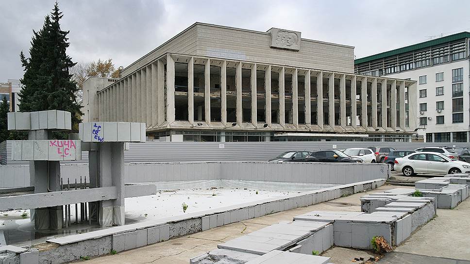 Реконструкция концертного зала „Юпитер“, проданного в 2014 году, началась только спустя четыре года 