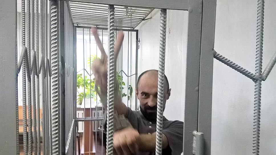 Роман Губайдуллин после объявления приговора за экстремизм и хранение оружия