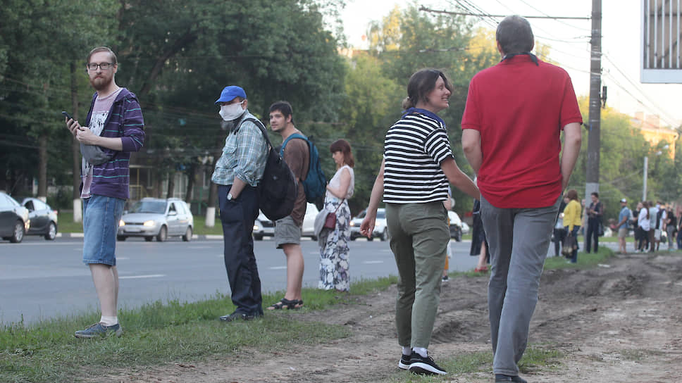 Молчаливый протест вдоль проспекта Гагарина входит у горожан в привычку