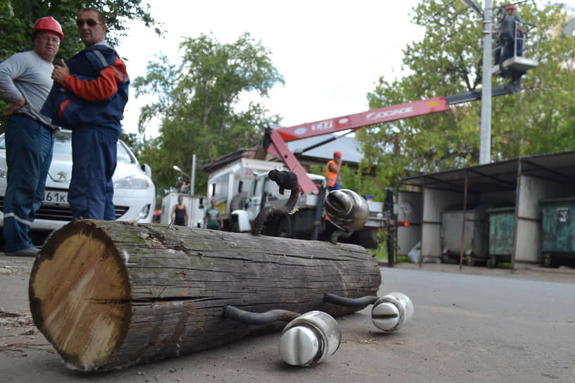 Энергетики не считают, что напряжение в доме скакнуло после замены столбов и проводов, которую проводили в этот день на улице Сергиевской