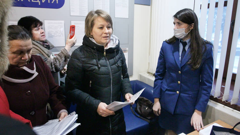 Дежурный прокурор принимает подписи за отмену QR-кодов в Прокуратуре Нижегородской области.
