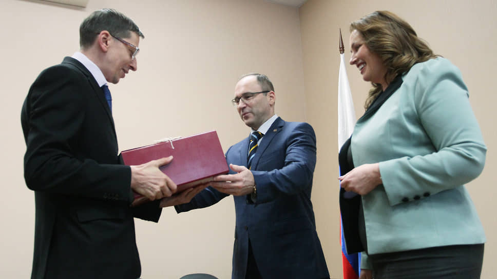 Заместитель губернатора Егор Поляков (слева) передал в заксобрание проект бюджета области  и свой оптимизм относительно ее госдолга