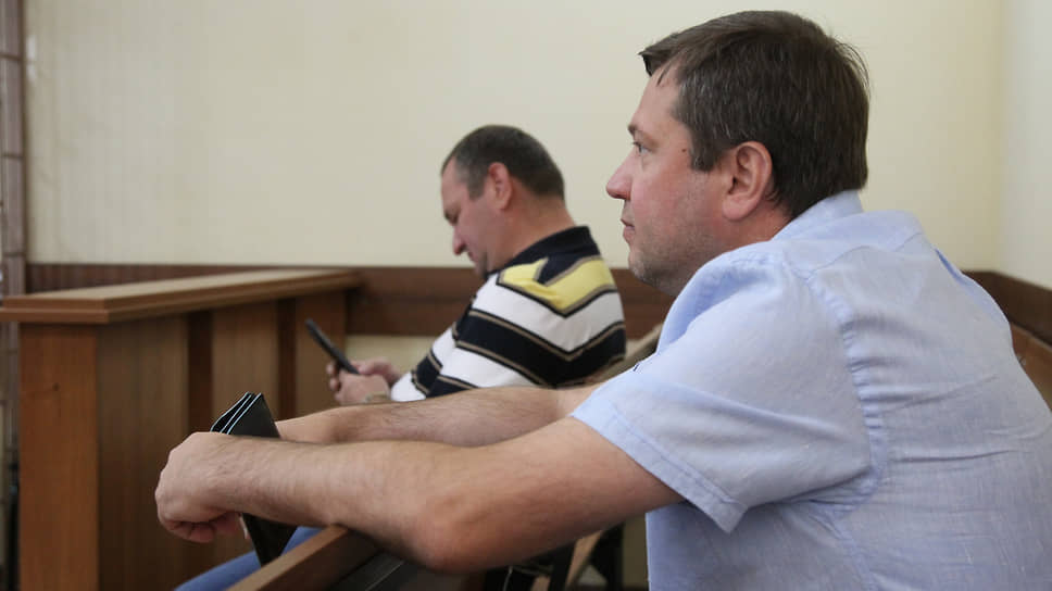 Роман Косарев (на переднем плане) и Олег Терехин попали 
под суд по бизнесу