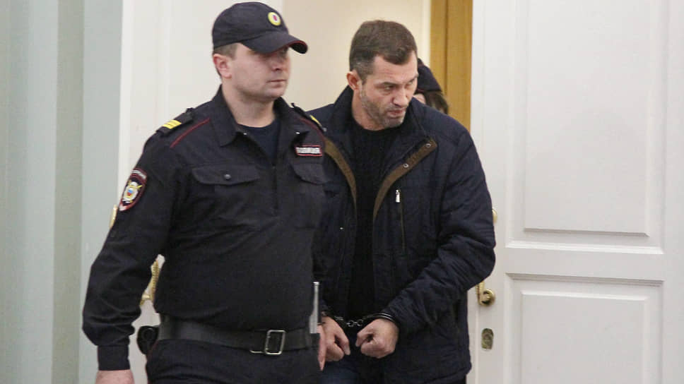 Бывшему оперуполномоченному отдела по контролю за оборотом наркотиков Алексею Иванову в прокуратуре попросили большой срок