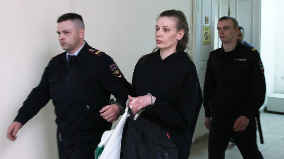 Валерия Клочко выслушала приговор с расстроенным лицом и не проронила ни слова, когда ее уводил  конвой
