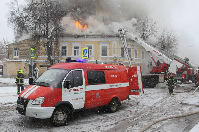 Пожар в двухэтажном историческом особняке на улице Звездинка