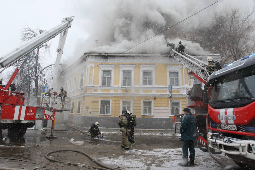 Пожар в двухэтажном историческом особняке на улице Звездинка