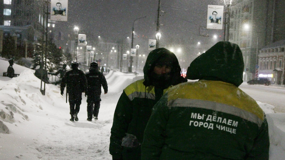 В Нижнем Новгороде полиция задерживает нижегородцев с цветами у здания МВД  – Коммерсантъ Нижний Новгород