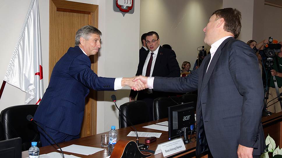 Председатель городской думы Нижнего Новгорода Иван Карнилин (слева) принимает поздравления после избрания на должность.