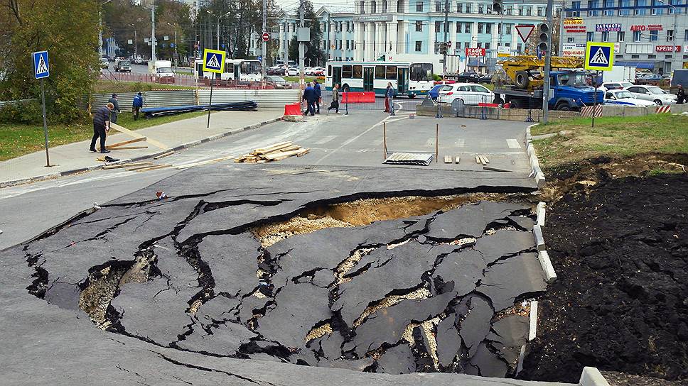 На улице Горной в Приокском районе Нижнего Новгорода произошла крупная коммунальная авария: из-за деформации канализационного коллектора провалился грунт