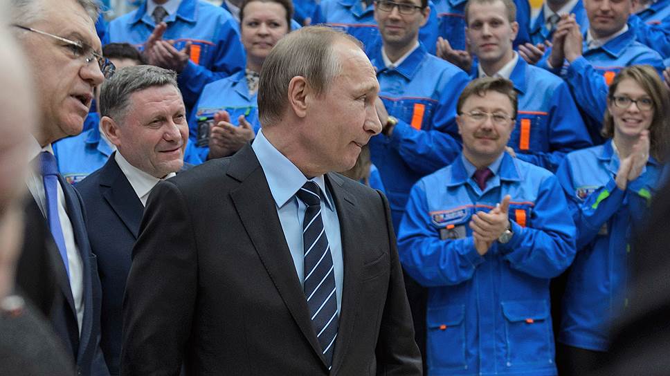 Владимир Путин и рабочие Нижегородского завода 70-летия Победы