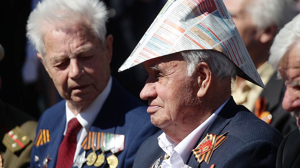 Ветераны Великой Отечественной войны наблюдают за парадом