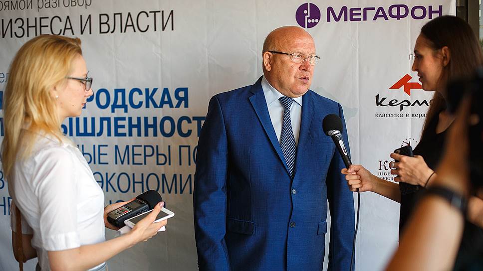 Губернатор Нижегородской области Валерий Шанцев во время пресс-подхода