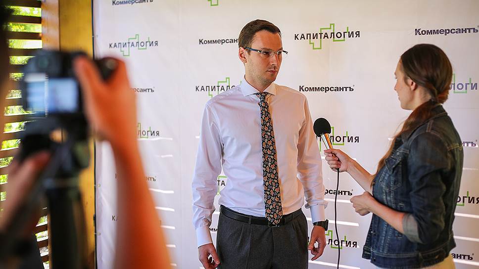 Директор образовательно-медийного проекта «Капиталогия» Артем Гиневский во время пресс-подхода