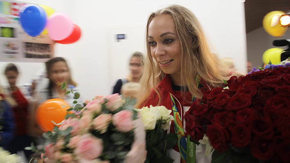 Встреча олимпийской чемпионки Анастасии Максимовой в аэропорту Стригино
