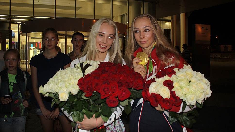 Олимпийская чемпионка Анастасия Максимова (справа) с сестрой Екатериной