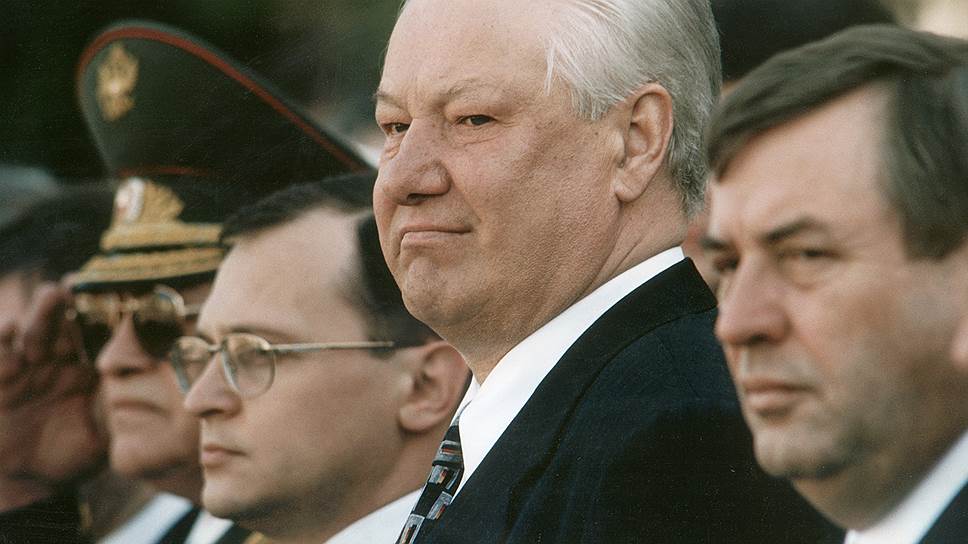 1998 год. Председатель правительства Сергей Кириенко и президент Борис Ельцин во время парада в честь Дня победы на Красной площади.
