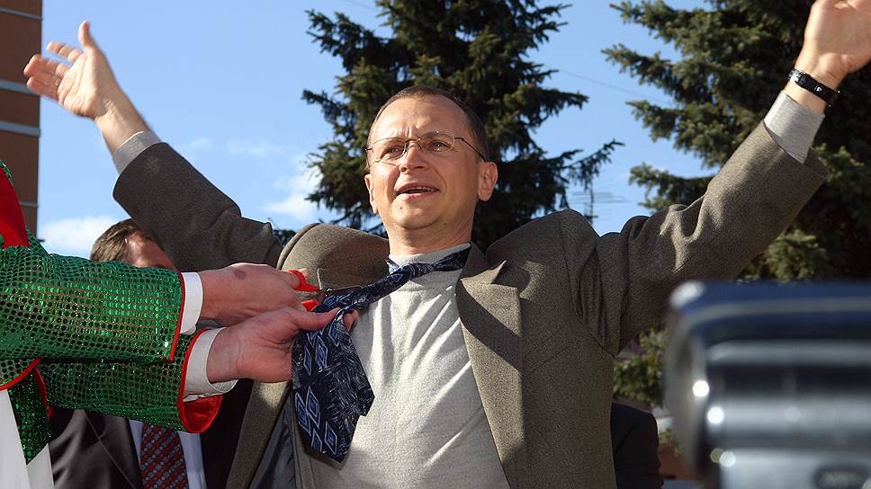 2004 год. Полпред президента в ПФО Сергей Кириенко на параде выпускников в Нижнем Новгороде.