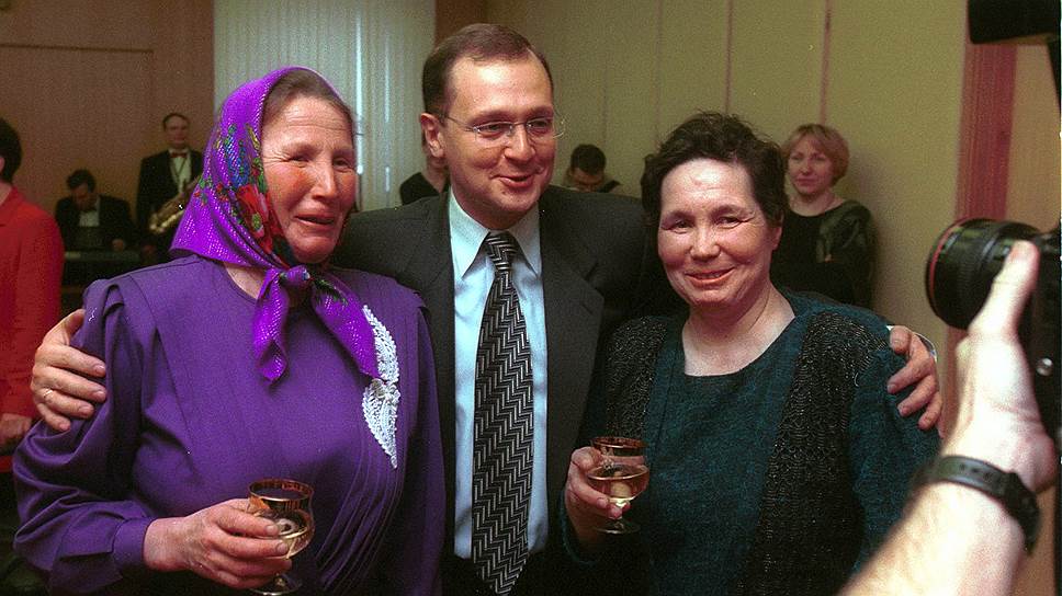 2001 год. Полпред президента в ПФО Сергей Кириенко поздравляет женщин с Международным женским днем.