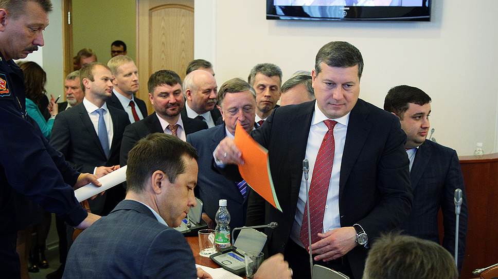 Депутаты законодательного собрания Нижегородской области получают бюллетени для голосования (на переднем плане — депутат Олег Сорокин)