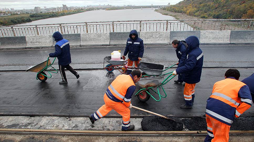 Сентябрь 2016 года. Ремонт дорожного покрытия на Молитовском мосту.