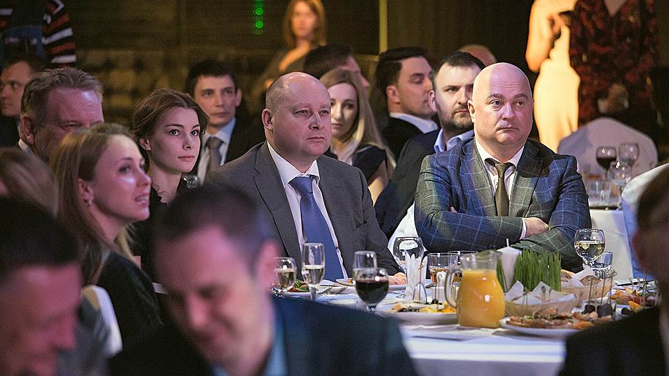 Управляющий нижегородским филиалом ВТБ24 Георгий Гречин (слева) и управляющий филиалом банка ВТБ в Нижнем Новгороде Игорь Рожковский